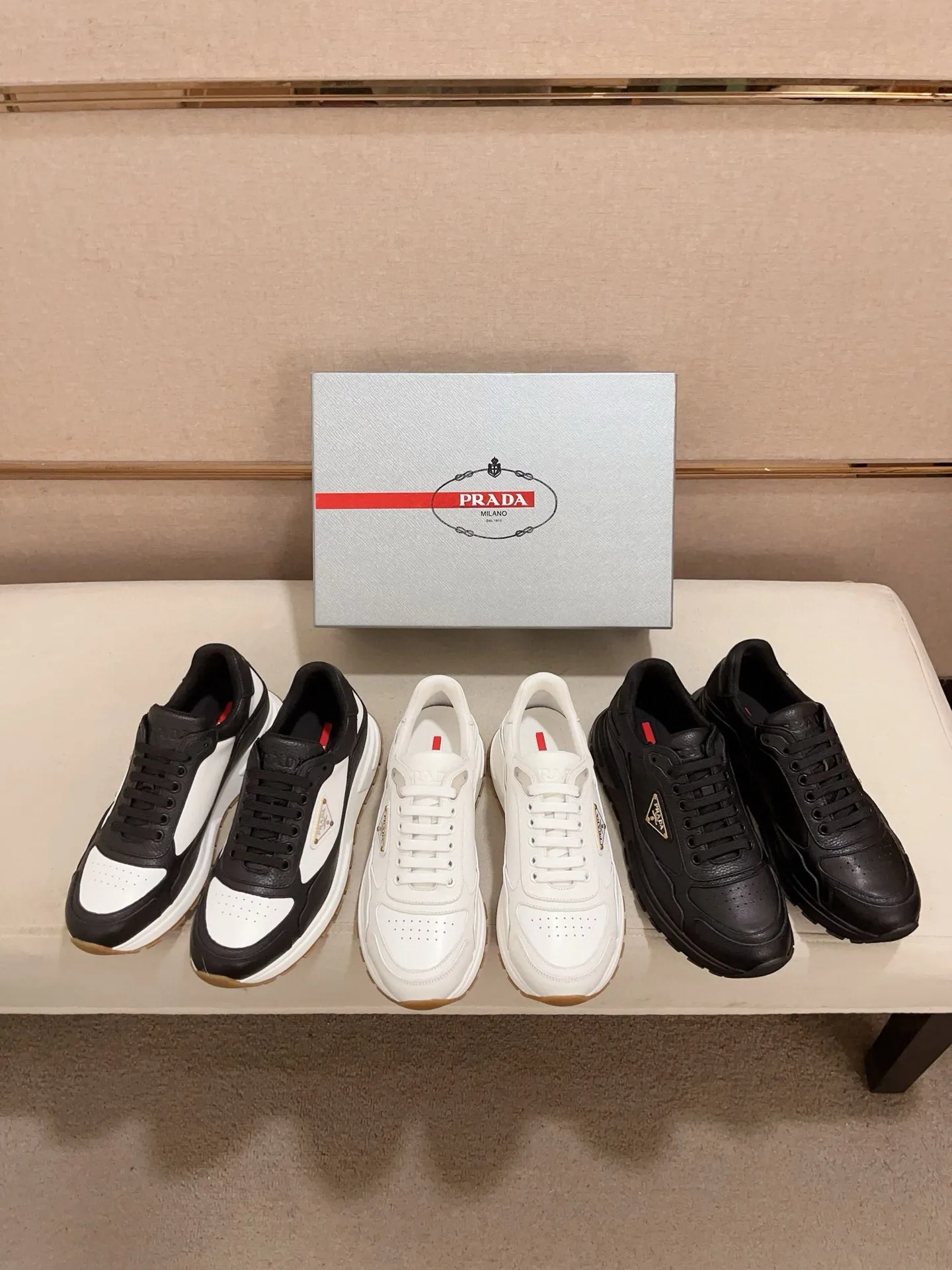 Men's shoes 💰 580💰 ✔️✔️✔️High-quality new PRADA counters are launched simultaneously. The new men's shoes and 😘 fabrics are made of selected first-layer cowhide with superb craftsmanship. Lining: Full cowhide lining. 👍🏿 High-end ☄️ air-cushion molded anti-slip rubber outsole, exquisite lines, simple and elegant, comfortable and high-end for leisure travel. Code number: 38 to 45 (can be customized to 46 to 47, non-refundable)